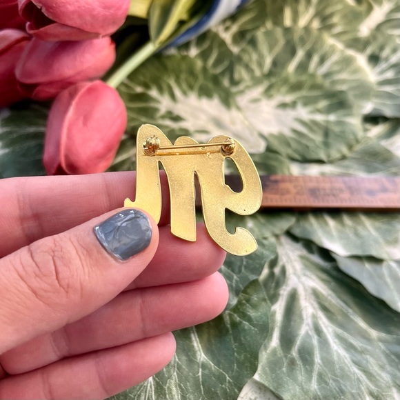 VINTAGE • Letter M Gold Brooch • Cursive, Embossed M Initial Pin, Monogram M - Picture 4 of 5